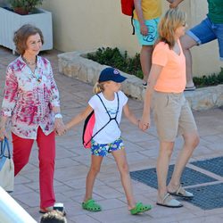 La Reina Sofía, Irene Urdangarín y la Infanta Cristina en el club náutico de Cala Nova en Mallorca