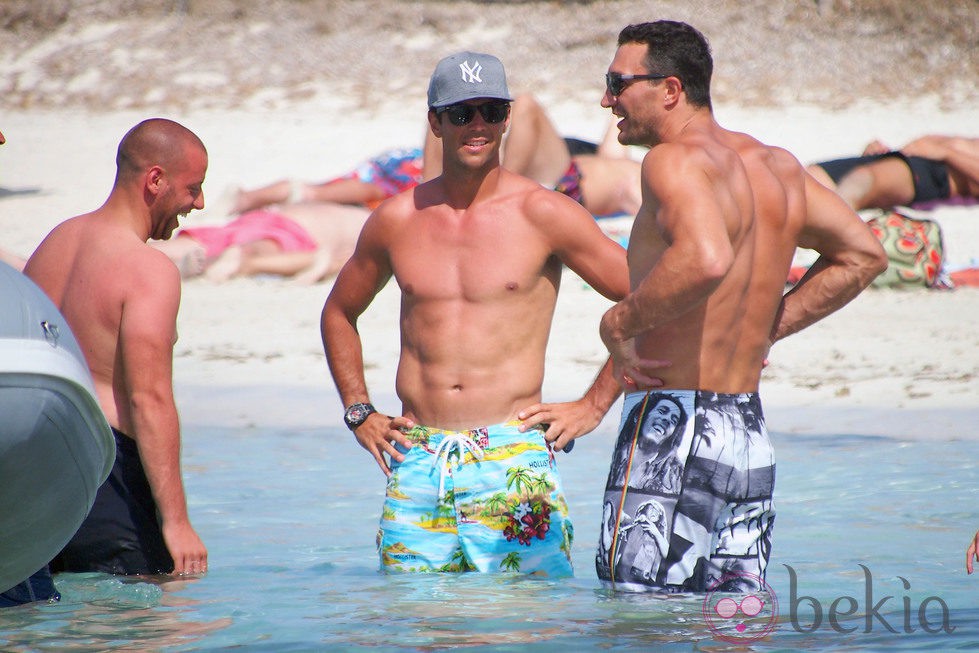 Fernando Verdasco luce cuerpo en Formentera junto a Wladimir Klitschko