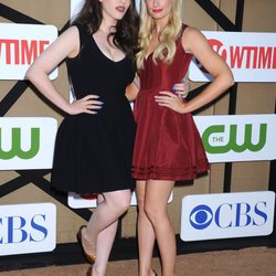 Kat Dennings y Beth Behrs en la fiesta veraniega de CBS, Showtime y The CW 2013