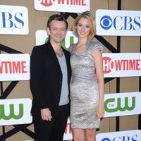 Michael Sheen y Caitlin Fitzgerald en la fiesta veraniega de CBS, Showtime y The CW 2013