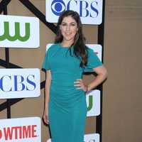 Mayim Bialik en la fiesta veraniega de CBS, Showtime y The CW 2013