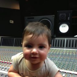 Shakira inmortaliza a su hijo Milan Piqué en el estudio de grabación
