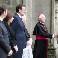 El príncipe Felipe saluda al obispo de Santiago en el funeral por las víctimas del tren de Santiago
