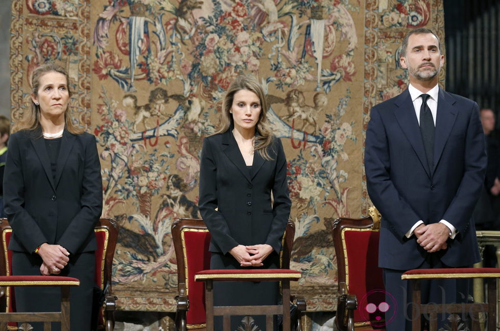 La infanta Elena, la princesa Letizia y el príncipe Felipe en el funeral por las víctimas del tren de Santiago
