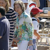 La Reina Sofía con el bolso con la cara de sus nietos en Mallorca