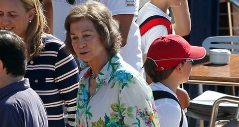 La Reina Sofía con el bolso con la cara de sus nietos en Mallorca