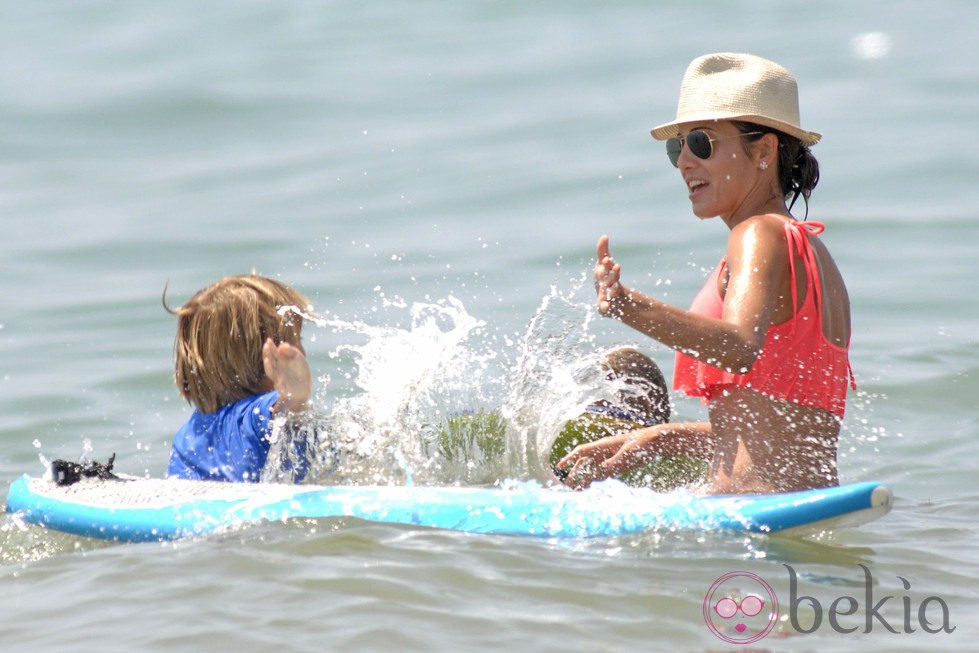Virginia Troconis juega con sus hijos en aguas de Marbella