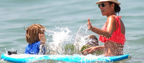 Virginia Troconis juega con sus hijos en aguas de Marbella