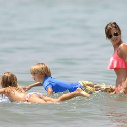 Virginia Troconis vigila a sus hijos en el mar en Marbella