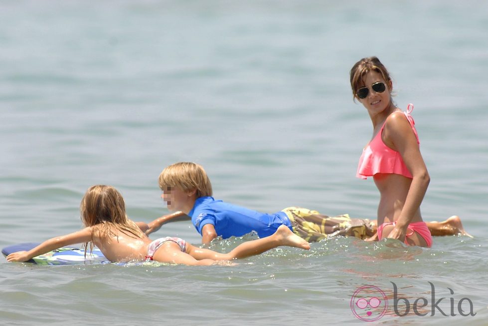 Virginia Troconis vigila a sus hijos en el mar en Marbella