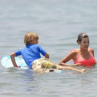 Virginia Troconis se baña en el mar con sus hijos en Marbella