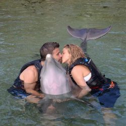 Gerard Piqué y Shakira besándose junto a un delfín