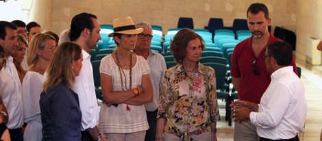La Reina Sofía, el Príncipe Felipe y la Infanta Elena durante su visita a Andratx
