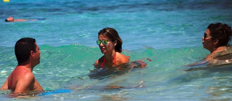 Elena Tablada se baña en el mar con unos amigos en Formentera