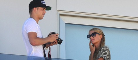 Paris Hilton y River Viiperi en el balcón de su hotel en Ibiza