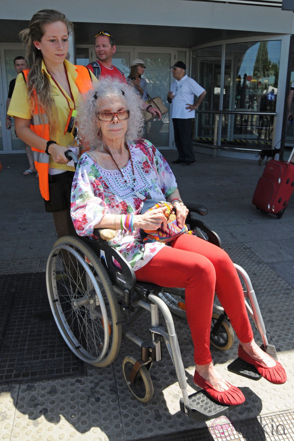 La Duquesa de Alba llega a Ibiza en silla de ruedas