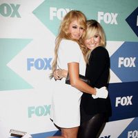 Paulina Rubio y Demi Lovato abrazándose en la Fiesta de Verano de la Fox 2013