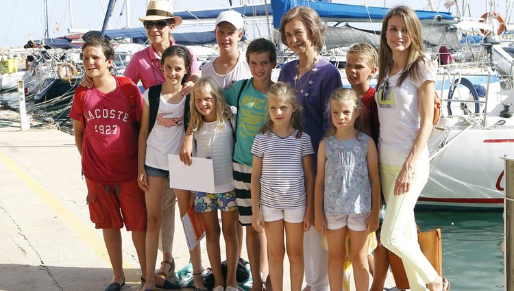 La Reina Sofía, la Princesa Letizia y la Infanta Elena junto a los ocho nietos del Rey