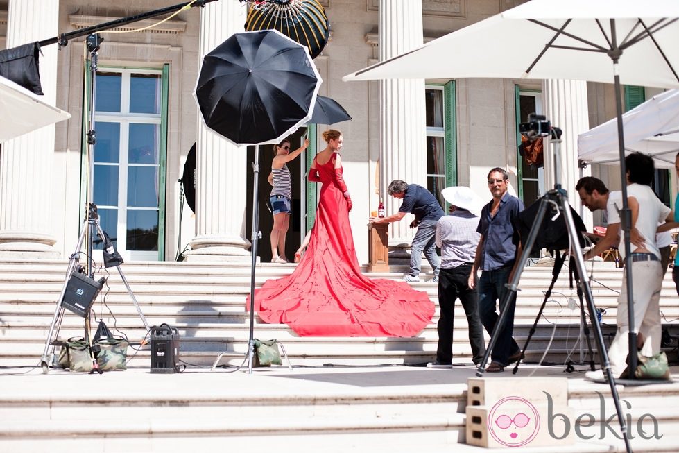 Uma Thurman con un vestido rojo para el calendario de Campari 2014