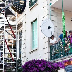 Uma Thurman asomada al balcón para el calendario de Campari 2014