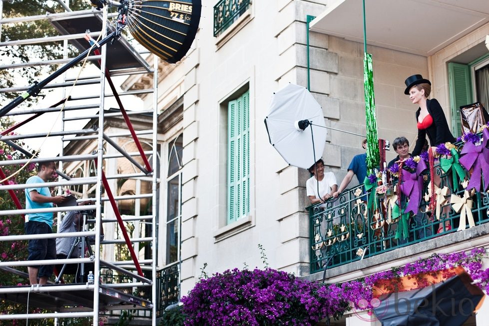 Uma Thurman asomada al balcón para el calendario de Campari 2014