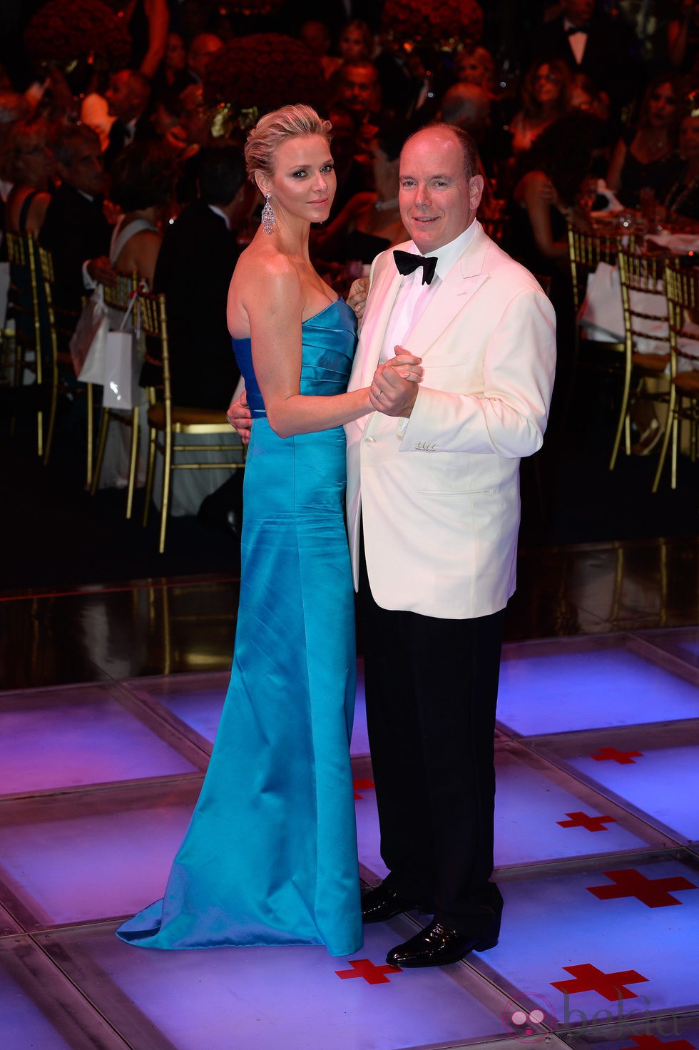 La Princesa Charlene y el Príncipe Alberto II de Mónaco en el Baile de la Cruz Roja de Monte Carlo