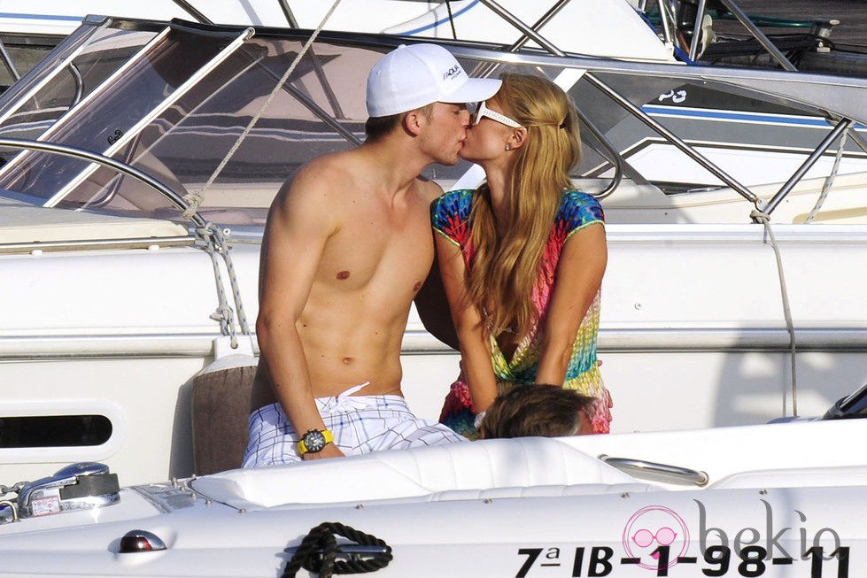 Paris Hilton y River Viiperi besándose durante sus vacaciones románticas en Ibiza