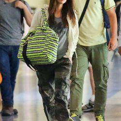 Megan Fox intenta disimular su embarazo con un bolso