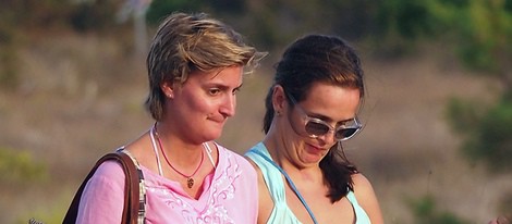 María Zurita con una amiga en las playas de Formentera