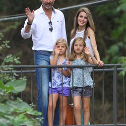 Los Príncipes de Asturias y sus hijas saludan en la Granja de Esporles de Mallorca