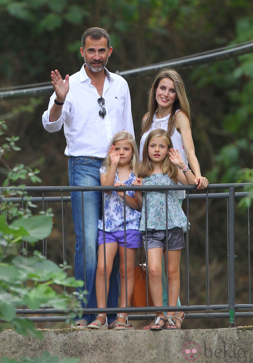Los Príncipes de Asturias y sus hijas saludan en la Granja de Esporles de Mallorca