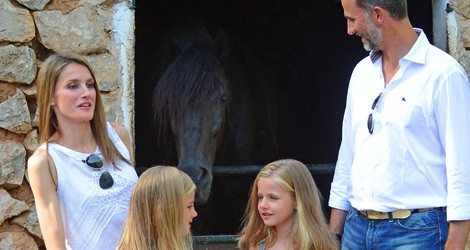 Los Príncipes de Asturias y sus hijas con un caballo en la Granja de Esporles de Mallorca