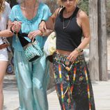 La Duquesa de Alba y Eugenia Martínez de Irujo paseando por Ibiza