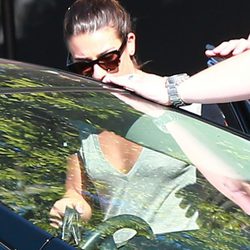 Lea Michele entrando a un coche