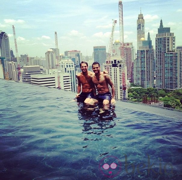 Cesc Fàbregas y Dani Alves con el torso desnudo en una piscina en Bangkok