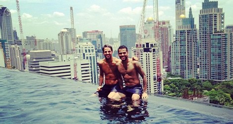 Cesc Fàbregas y Dani Alves con el torso desnudo en una piscina en Bangkok