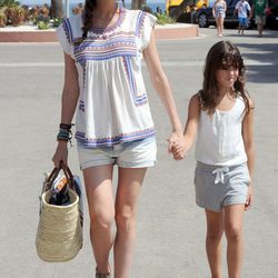 Mar Saura paseando con su hija Claudia por Marbella