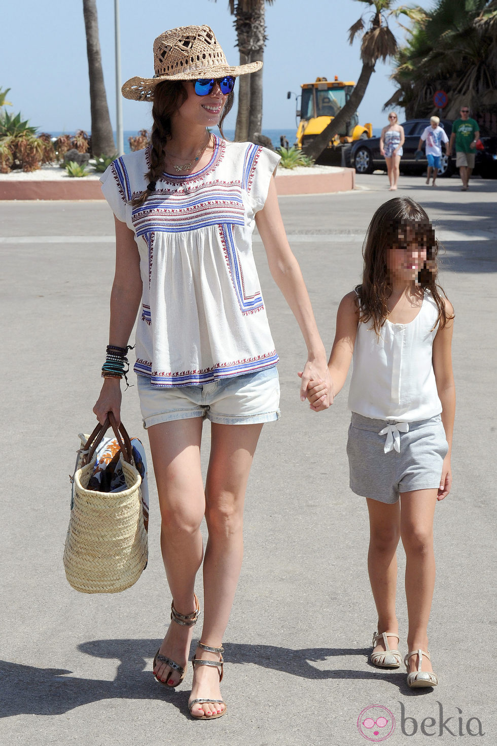 Mar Saura paseando con su hija Claudia por Marbella