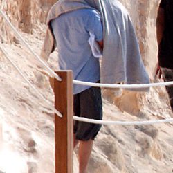 Leonardo DiCaprio se esconde de la prensa bajo una toalla en Ibiza
