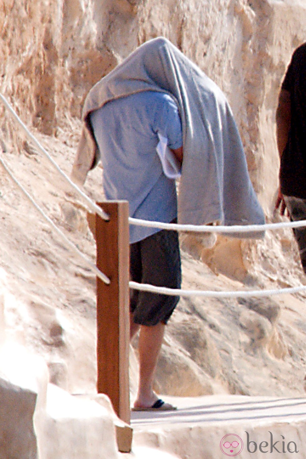 Leonardo DiCaprio se esconde de la prensa bajo una toalla en Ibiza