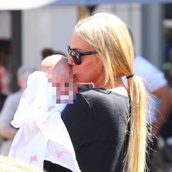 Petra Ecclestone besando cariñosamente a su hija Lavinia en Los Ángeles