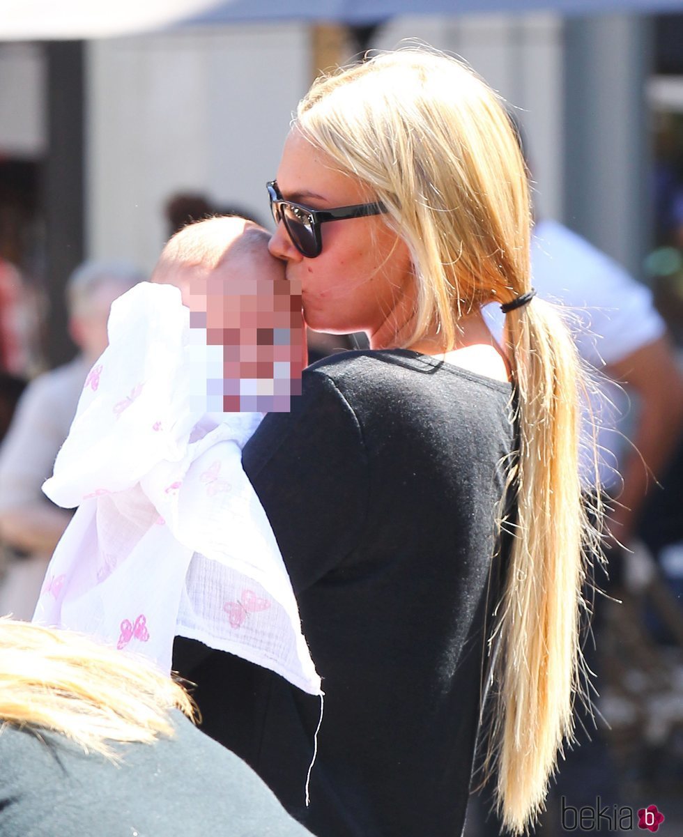 Petra Ecclestone besando cariñosamente a su hija Lavinia en Los Ángeles