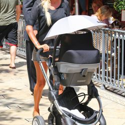 Petra Ecclestone paseando a su hija Lavinia en Los Ángeles