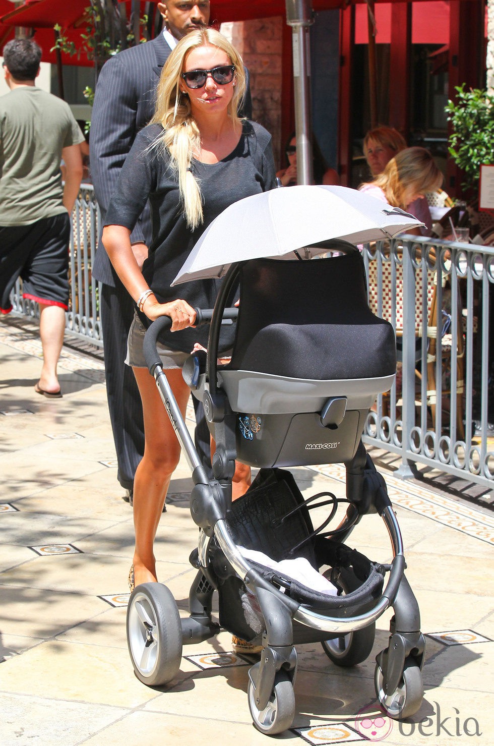 Petra Ecclestone paseando a su hija Lavinia en Los Ángeles