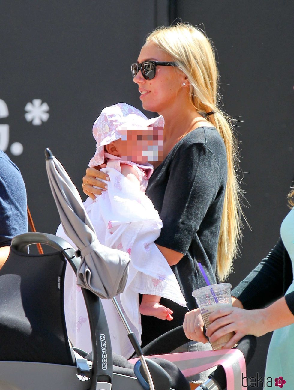 Petra Ecclestone de compras con su hija Lavinia por Los Ángeles