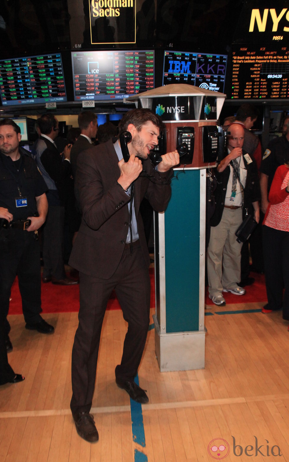 Ashton Kutcher ejerce de broker en Wall Street