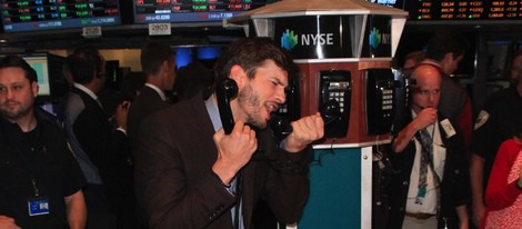 Ashton Kutcher ejerce de broker en Wall Street