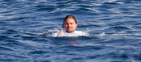 Leonardo DiCaprio dándose un chapuzón en Ibiza