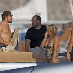 Leonardo DiCaprio sin camiseta durante una jornada marinera en Ibiza