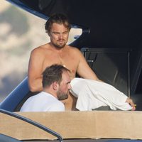 Leonardo DiCaprio y Ethan Suplee en un yate en Ibiza